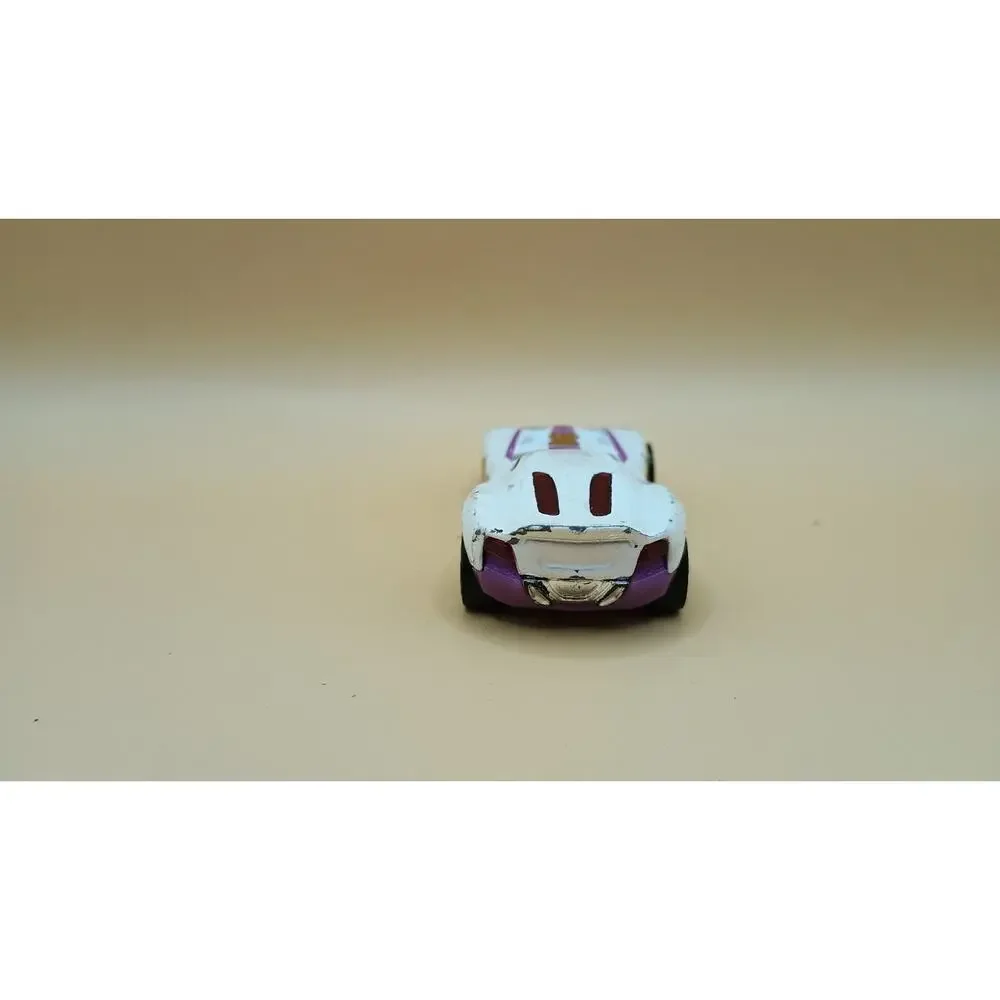2014 HOT WHEELS-1/64 Diecast White BDD03 Queen Racing Car-Malaysia